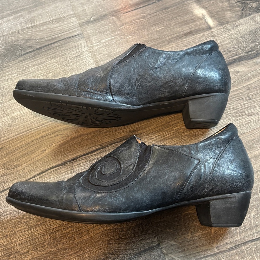Think! Elegant Black Leather Slip-On Loafers
